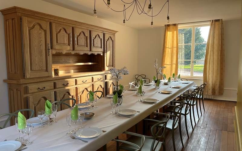 Eetkamer met lange tafel