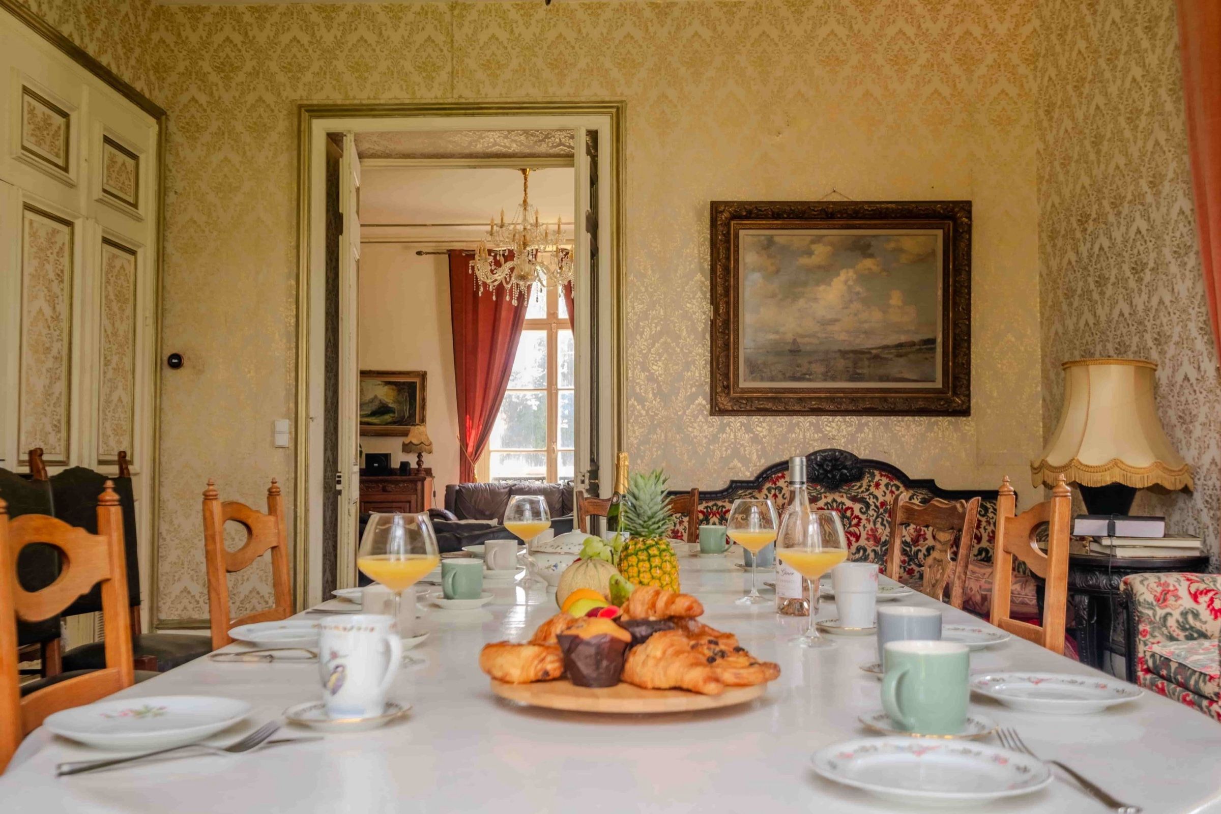 Eetkamer met lange tafel